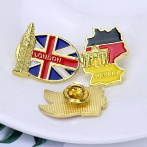 Vue macro des broches émaillées avec les icônes de Big Ben à Londres et de Berlin Brandebourg