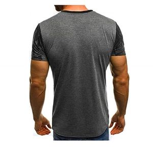 Vue arrière d'un t-shirt de sport ajusté pour homme avec manches raglan camouflage