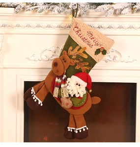 Détail d'une chaussette de Noël 3D avec Père Noël et renne suspendue à une cheminée blanche