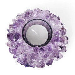 Draufsicht auf einen lila Amethyst-Kerzenhalter mit einem weißen Teelicht im Fokus