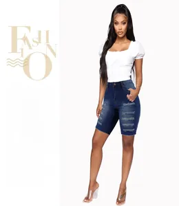 Detailaufnahme der schmal geschnittenen dunkelblauen Denim-Shorts mit Distressed-Rissen