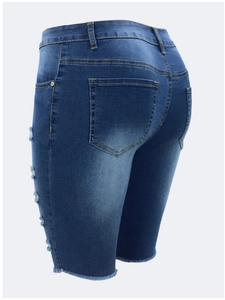 Detail von ausgefranstem Saum und Distressed-Denim auf blauen Slim Fit Damen Shorts
