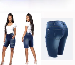 Details von dunkelblauen Jeans-Shorts mit Distressed-Optik und ausgefransten Kanten