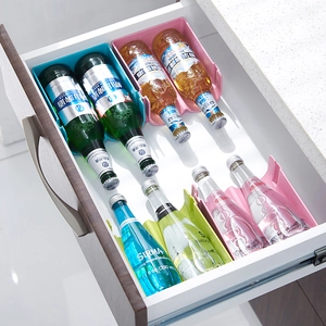 Organizer impilabile per lattine da frigo con base ondulata antiscivolo in vari colori
