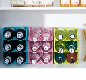 Organizzatori per bibite impilabili blu, rosa e verdi su scaffale salvaspazio