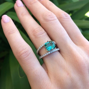Anello moderno a doppia fascia con zircone verde taglio smeraldo e micro pavé di pietre