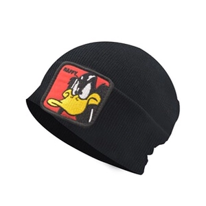 Dettaglio berretto nero a costine con toppa ricamata del personaggio Daffy Duck