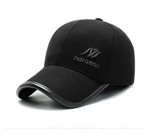 Dettaglio cappello da baseball in lana nera con logo narason e bordo visiera in pelle