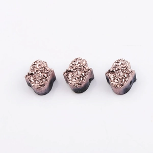 Détail de trois perles Hamsa en druzy or rose et violet avec de petits trous de 1,8 mm