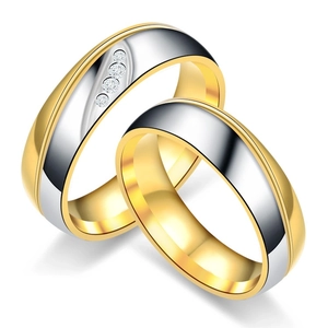 Details von zweifarbigen Titanringen in Gold und Silber mit vier kleinen Diamanten