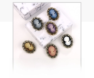 Ensemble de six broches camées vintage avec motifs floraux complexes et petits strass