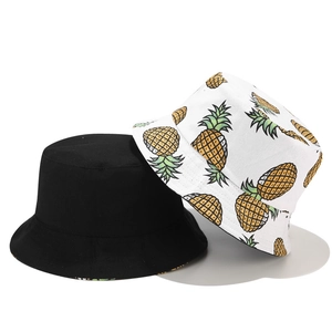 Chapeau bob réversible avec face noire et imprimé d'ananas sur fond blanc en coton