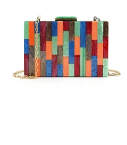 Detailansicht der gestreiften Acryl-Clutch mit Marmortextur und goldener Kettenriemen