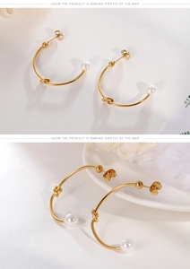 Dettaglio degli orecchini a nodo placcati oro 18K con eleganti doppie perle bianche