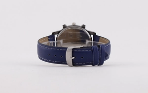 Rückansicht der Herrenuhr mit blauem Lederarmband und silbernem Gehäuseboden im Detail