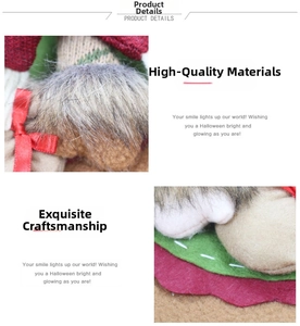 Vue macro de tissus de poupée de Noël avec fourrure pelucheuse et détails de ruban rouge