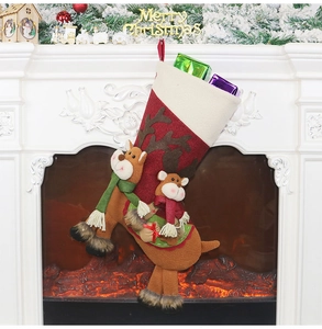 Détail d'une chaussette de Noël avec renne 3D suspendue à une cheminée de fête