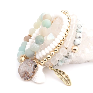Böhmisches mehrlagiges Naturstein-Perlenarmband-Set mit Achat und Quaste auf weißem Kristall
