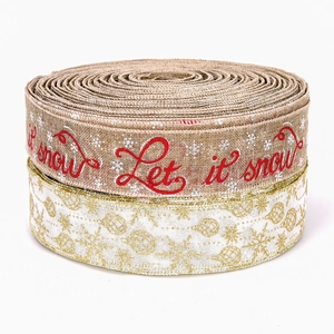Détail de rubans de Noël en toile avec texte Let it snow et motifs de flocons dorés