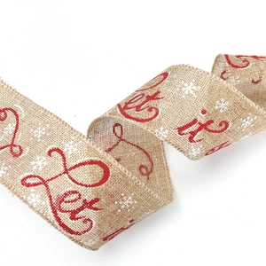 Gros plan sur ruban de Noël en imitation lin avec lettrage rouge let it et motifs de flocons