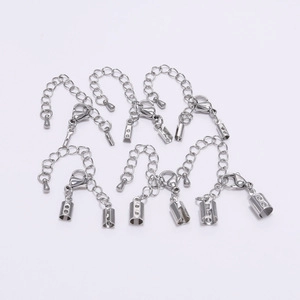 Detalle de cierres de langosta plateados y cadenas de extensión para joyería artesanal