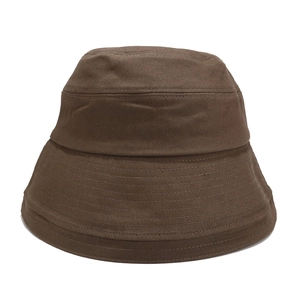 Vue détaillée d'un chapeau bob marron foncé avec bord renforcé et plusieurs rangées de coutures