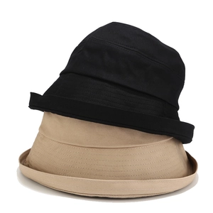 Détails des bobs en coton noir et kaki avec coutures de renfort sur le rebord