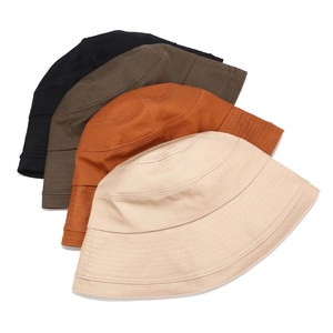 Lot de quatre chapeaux bob en coton minimalistes en noir, marron, orange et beige