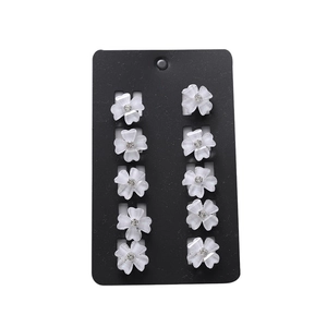 Lot de dix pinces à cheveux fleurs blanches avec strass pour filles sur carte noire