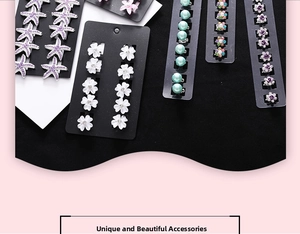 Détail de mini pinces à cheveux pour filles avec strass, perles et fleurs sur carte