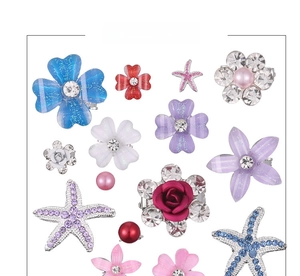 Gros plan de barrettes colorées en forme de fleurs et d'étoiles de mer pour filles