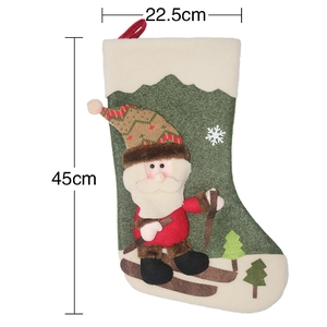 Grüner 45cm Nikolausstiefel mit 3D-Ski-Weihnachtsmann und Größenangaben