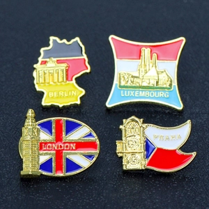 Badges en émail représentant les monuments de Berlin, Luxembourg, Londres et Prague