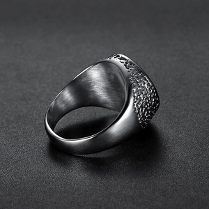 Bague Oeil d'Horus pour homme en acier inoxydable avec texture lave sur fond de sable noir