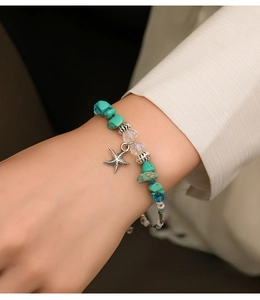 Bracelet bohème en perles de turquoise avec breloque étoile de mer au poignet