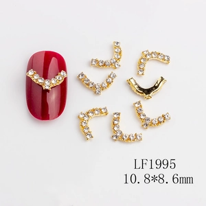 Detailansicht der LF1995 V-Nagelanhänger in Gold mit Strass auf roten Nägeln