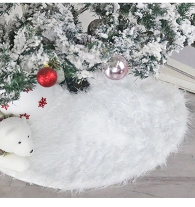 Détail de la jupe de sapin de Noël en fausse fourrure blanche avec une texture douce