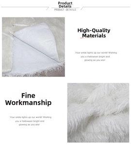Vue détaillée du tapis de sapin de Noël en peluche blanche montrant la texture et les bords