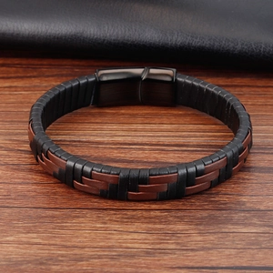 Bracelet pour homme en cuir tressé noir et marron avec fermoir magnétique en métal noir