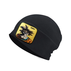 Dettaglio di un berretto in maglia a coste nere con una toppa ricamata gialla di Goku