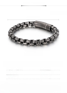 Detail view of 316L stainless steel bracelet showing 220mm length and 8mm width specs