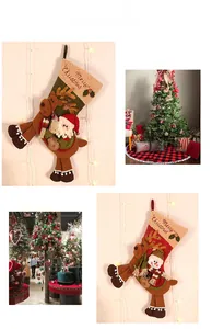 Détail de chaussette de Noël avec motif 3D de Père Noël et renne en peluche