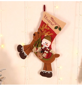 Détail d'une chaussette de Noël avec renne 3D, bonhomme de neige en peluche et broderie