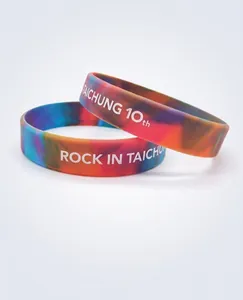 Dettaglio di braccialetti in silicone marmorizzato colorato con testo bianco