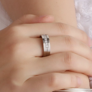 Bague minimaliste en acier titane avec rangée de zircons étincelants pour couples