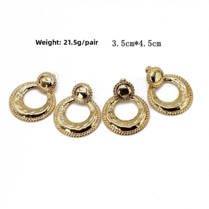 Detail of vintage gold hammered metal hoop earrings with size and weight dimensions