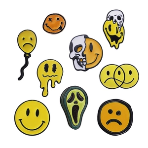 Lot de 9 épinglettes en émail colorées avec tête de mort, smiley et personnages