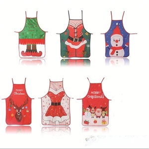 Vue détaillée de six tabliers de Noël avec des motifs festifs de Père Noël et de rennes