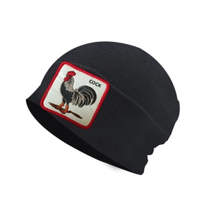 Vista dettagliata di un berretto nero in maglia con una toppa ricamata di un gallo