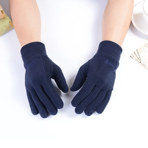 Vue détaillée des gants en polaire bleu marine avec logo brodé et poignet élastique